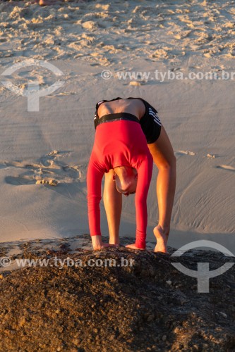 Mulher fazendo acrobacia na Praia do Arpoador - Rio de Janeiro - Rio de Janeiro (RJ) - Brasil