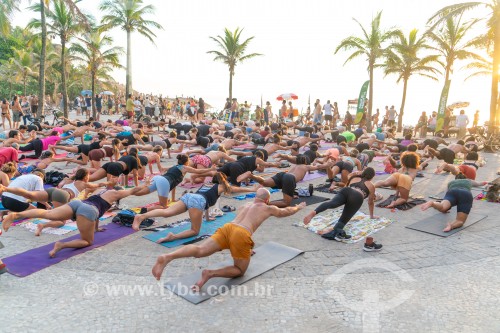 Pessoas praticando yoga - Arpoador - Rio de Janeiro - Rio de Janeiro (RJ) - Brasil