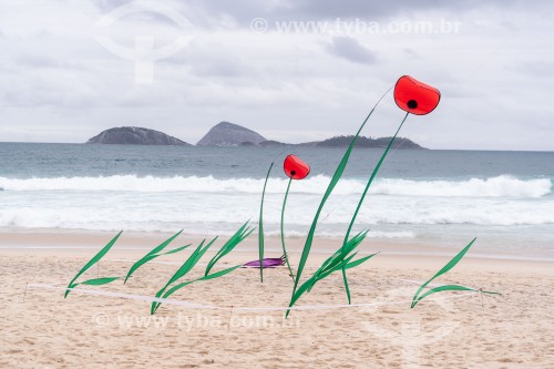 Flores de plástico cenográficas em homenagem a Bossa Nova nas areias da Praia de Ipanema - Rio de Janeiro - Rio de Janeiro (RJ) - Brasil