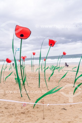 Flores de plástico cenográficas em homenagem a Bossa Nova nas areias da Praia de Ipanema - Rio de Janeiro - Rio de Janeiro (RJ) - Brasil