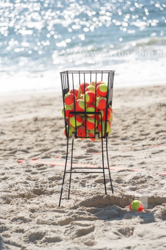 Cesta com bolas de beach tennis - Praia do Leblon - Rio de Janeiro - Rio de Janeiro (RJ) - Brasil