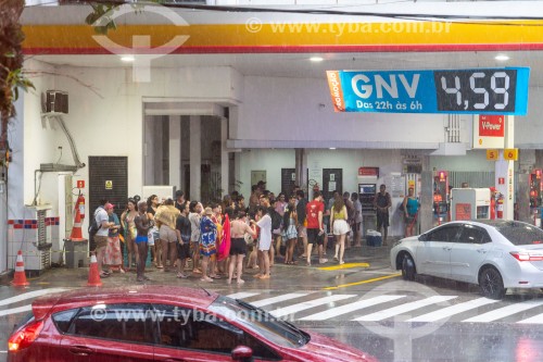 Pessoas se protegendo da chuva em Posto de combustível - Rua Francisco Otaviano - Rio de Janeiro - Rio de Janeiro (RJ) - Brasil