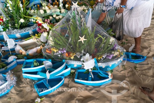 Oferendas na festa de Iemanjá promovida pelo Mercadão de Madureira - Praia de Copacabana - Rio de Janeiro - Rio de Janeiro (RJ) - Brasil