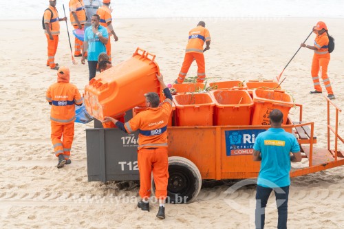 Garis da COMLURB (empresa de limpeza urbana da cidade do Rio de Janeiro) fazendo limpeza da Praia do Arpoador após o reveillon 2024 - Rio de Janeiro - Rio de Janeiro (RJ) - Brasil