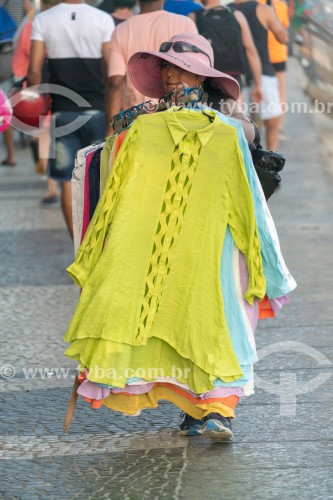Vendedora ambulante de roupas no calçadão de Ipanema - Rio de Janeiro - Rio de Janeiro (RJ) - Brasil
