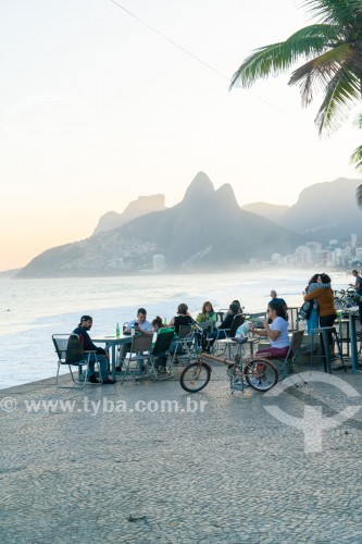 Pessoas em mesas do Quiosque Alalaô com Morro Dois Irmãos e Pedra da Gávea ao fundo - Rio de Janeiro - Rio de Janeiro (RJ) - Brasil