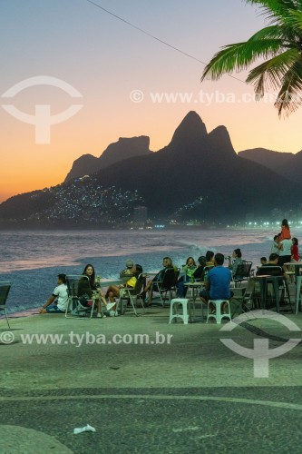 Pessoas observando o pôr do sol a partir do Arpoador - Rio de Janeiro - Rio de Janeiro (RJ) - Brasil