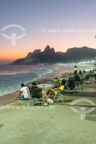Pessoas observando o pôr do sol a partir do Arpoador - Rio de Janeiro - Rio de Janeiro (RJ) - Brasil