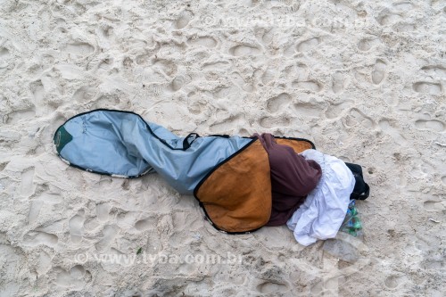 Morador de rua dormindo na areia da Praia de Ipanema - Rio de Janeiro - Rio de Janeiro (RJ) - Brasil