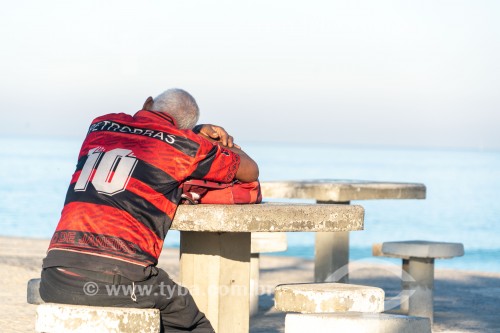 Torcedor vestido com a camisa do Clube de regatas do Flamengo na Praia do Diabo - Rio de Janeiro - Rio de Janeiro (RJ) - Brasil