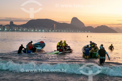 Alvorada festiva, barcos saindo pro mar na comemoração do centenário da Colônia de pescadores Z-13 - no Posto 6 da Praia de Copacabana - Rio de Janeiro - Rio de Janeiro (RJ) - Brasil