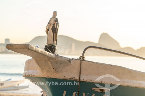 Barco santeiro com imagem de São Pedro, padroeiro dos pescadores, na comemoração do centenário da Colônia de pescadores Z-13 - no Posto 6 da Praia de Copacabana - Rio de Janeiro - Rio de Janeiro (RJ) - Brasil