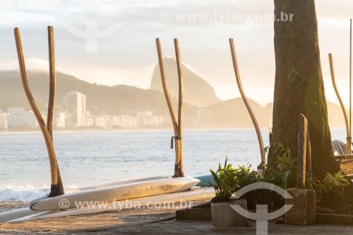 Estabilizador de canoa havaiana - Praia de Copacabana com Pão de Açúcar ao fundo - Rio de Janeiro - Rio de Janeiro (RJ) - Brasil