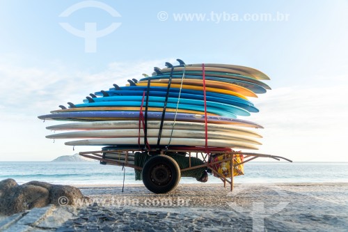 Pranchas de surf em carrinho de burro-sem-rabo no calçadão da Praia do Arpoador - Rio de Janeiro - Rio de Janeiro (RJ) - Brasil