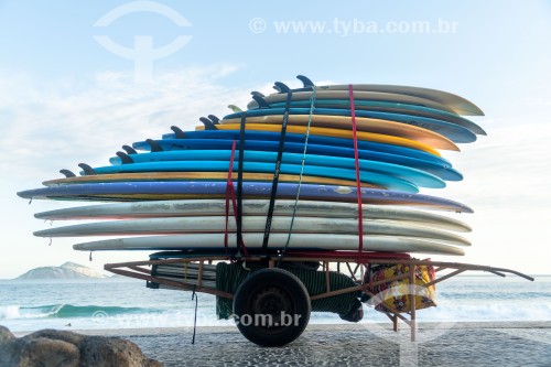 Pranchas de surf em carrinho de burro-sem-rabo no calçadão da Praia do Arpoador - Rio de Janeiro - Rio de Janeiro (RJ) - Brasil