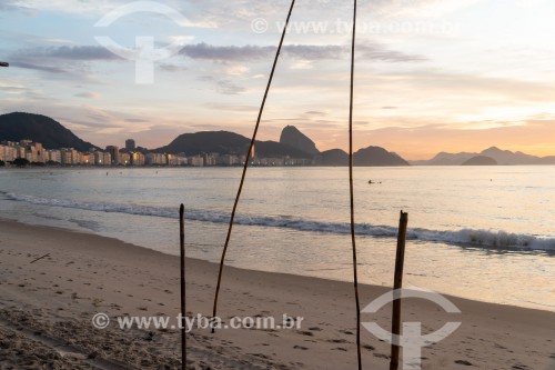 Vista da Praia de Copacabana ao amanhecer com Pão de Açúcar ao fundo - Rio de Janeiro - Rio de Janeiro (RJ) - Brasil