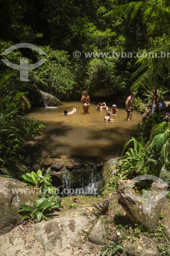 Turistas tomando banho em piscina natural na Floresta da Tijuca - Rio de Janeiro - Rio de Janeiro (RJ) - Brasil