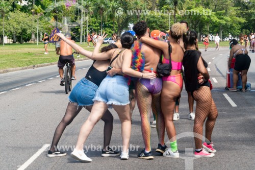Foliões no Aterro do Flamengo indo para o Bloco de carnaval de rua Divinas Tetas - Rio de Janeiro - Rio de Janeiro (RJ) - Brasil