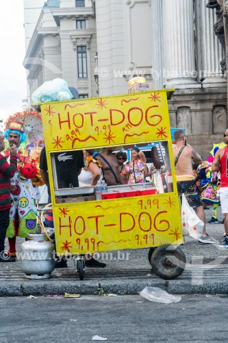 Carrocinha para venda de cachorro quente durante o carnaval - Cinelândia - Rio de Janeiro - Rio de Janeiro (RJ) - Brasil