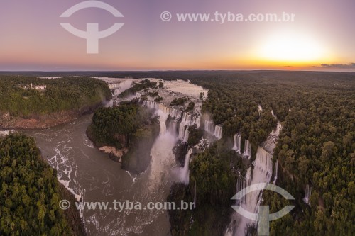 Foto feita com drone de cachoeiras no Parque Nacional do Iguaçu - Fronteira entre Brasil e Argentina - Foz do Iguaçu - Paraná (PR) - Brasil