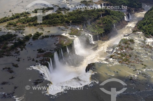 Vista aéwrea de cachoeiras no Parque Nacional do Iguaçu - Fronteira entre Brasil e Argentina - Foz do Iguaçu - Paraná (PR) - Brasil