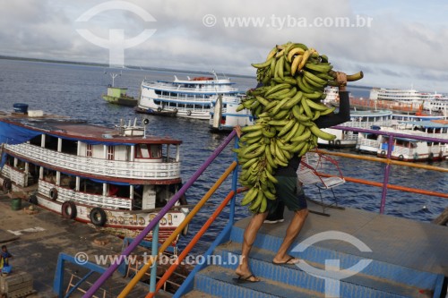 Trabalhador carregando bananas no Porto de Manaus - Manaus - Amazonas (AM) - Brasil