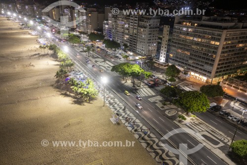 Foto feita com drone da orla da Praia de Copacabana à noite - Rio de Janeiro - Rio de Janeiro (RJ) - Brasil
