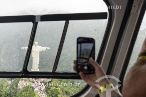Cristo Redentor visto de dentro de helicóptero durante passeio turístico - Rio de Janeiro - Rio de Janeiro (RJ) - Brasil