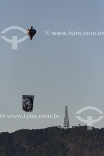 Balão ilegal sobrevoando área verde no dia de São Jorge - Rio de Janeiro - Rio de Janeiro (RJ) - Brasil