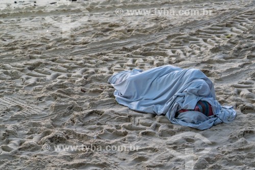 Morador de rua dormindo na areia da Praia de Copacabana - Rio de Janeiro - Rio de Janeiro (RJ) - Brasil