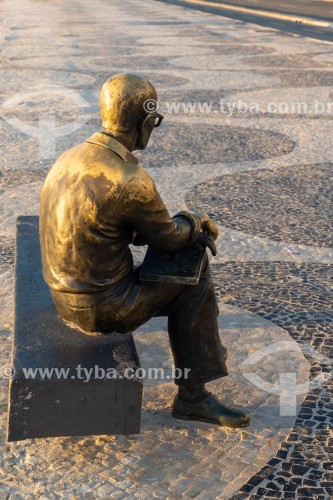 Detalhe da estátua do poeta Carlos Drummond de Andrade na Praia de Copacabana - Rio de Janeiro - Rio de Janeiro (RJ) - Brasil