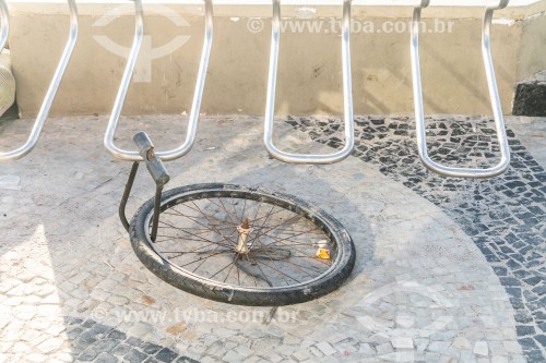 Roda com cadeado de bicicleta roubada enquanto estava presa em paraciclo - Bicicletário no Posto 6 da Praia de Copacabana - Rio de Janeiro - Rio de Janeiro (RJ) - Brasil