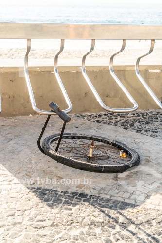 Roda com cadeado de bicicleta roubada enquanto estava presa em paraciclo - Bicicletário no Posto 6 da Praia de Copacabana - Rio de Janeiro - Rio de Janeiro (RJ) - Brasil