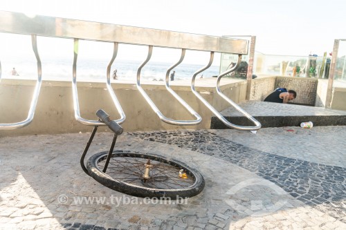 Roda com cadeado de bicicleta roubada enquanto estava presa em paraciclo - Bicicletário no Posto 6 da Praia de Copacabana - Rio de Janeiro - Rio de Janeiro (RJ) - Brasil