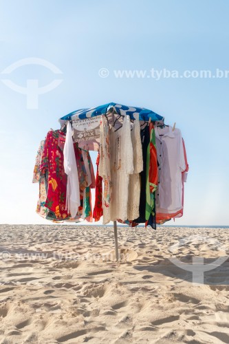 Guarda-sol improvisado como display para venda de vestidos na Praia de Copacabana - Rio de Janeiro - Rio de Janeiro (RJ) - Brasil