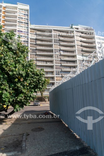 Tapume de proteção com arame farpado na Avenida Atlântica - Rio de Janeiro - Rio de Janeiro (RJ) - Brasil