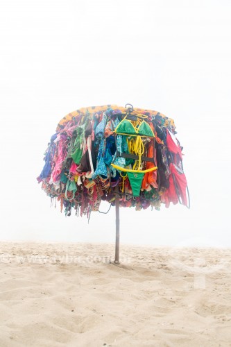 Guarda-sol improvisado como display para venda de biquinis na Praia de Copacabana - Rio de Janeiro - Rio de Janeiro (RJ) - Brasil