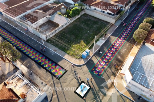 Foto feita com drone de rua decorada para procissão de Corpus Christi - Potirendaba - São Paulo (SP) - Brasil