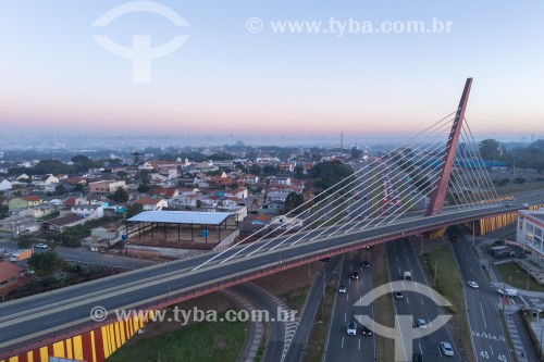 Foto feita com drone do Viaduto Estaiado de Curitiba sob a Avenida Comendador Franco ao amanhecer - Curitiba - Paraná (PR) - Brasil