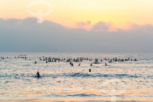 Praticantes de Stand up paddle no posto 6 da Praia de Copacabana ao amanhecer - Rio de Janeiro - Rio de Janeiro (RJ) - Brasil