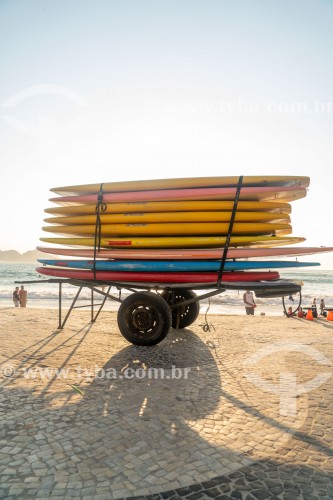 Pranchas de stand up paddle em carrinho de burro-sem-rabo no calçadão da Praia de Copacabana - Rio de Janeiro - Rio de Janeiro (RJ) - Brasil