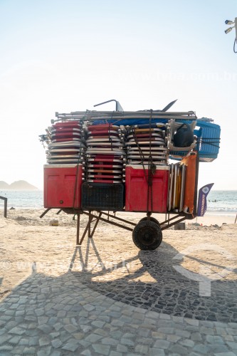 Detalhe de carrinho de burro-sem-rabo com cadeiras de praia na orla da Praia de Copacabana - Rio de Janeiro - Rio de Janeiro (RJ) - Brasil