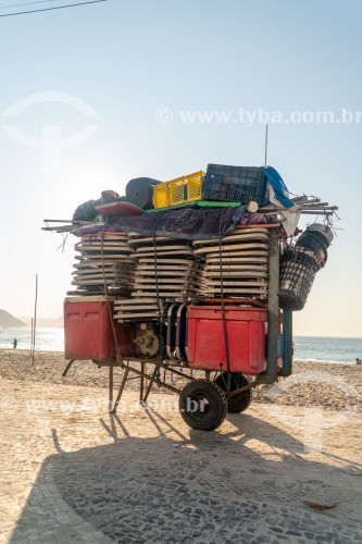 Detalhe de carrinho de burro-sem-rabo com cadeiras de praia na orla da Praia de Copacabana - Rio de Janeiro - Rio de Janeiro (RJ) - Brasil