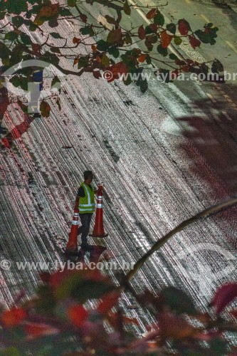 Pessoas trabalhando na aplicação de asfalto na Rua Francisco Otaviano - Rio de Janeiro - Rio de Janeiro (RJ) - Brasil