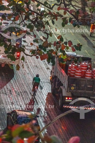 Pessoas trabalhando na aplicação de asfalto na Rua Francisco Otaviano - Rio de Janeiro - Rio de Janeiro (RJ) - Brasil