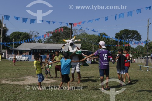 Crianças brincando o folclore popular do Boi Malhadinho (Boi Estrelinha) na comunidade Nossa Senhora das Lágrimas - Parintins - Amazonas (AM) - Brasil