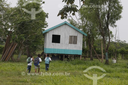 Crianças da Comunidade São José Costa do Arco indo para escola rural - Parintins - Amazonas (AM) - Brasil