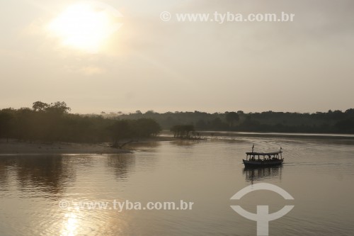 Barco ao amanhecer na Comunidade do Jara - Parintins - Amazonas (AM) - Brasil