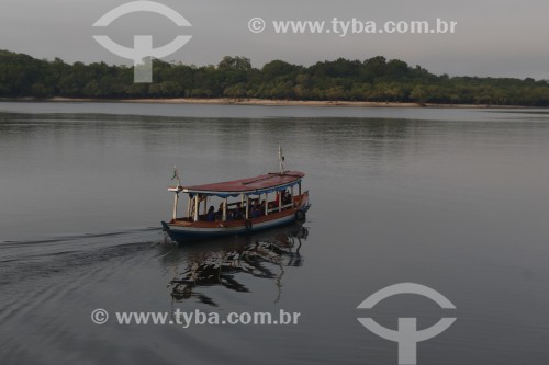 Barco ao amanhecer na Comunidade do Jara - Parintins - Amazonas (AM) - Brasil