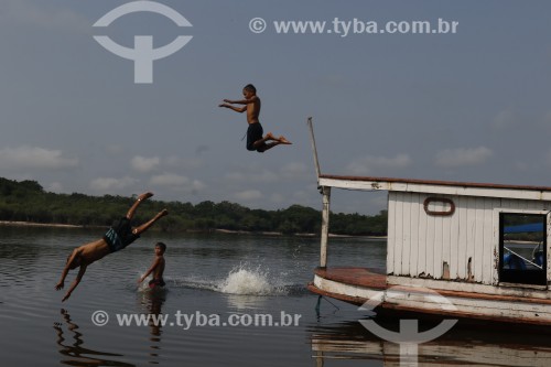 Crianças ribeirinhas da Comunidade do Jara brincando em rio - Parintins - Amazonas (AM) - Brasil